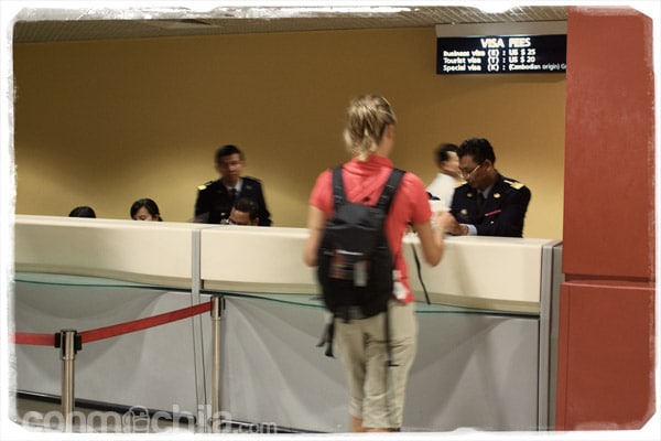 Carme recogiendo su pasaporte con el visado