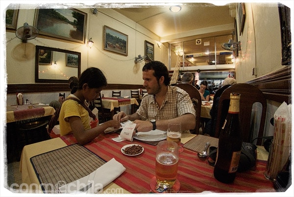 Toni negociando la compra de postales