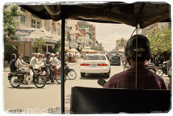 Con nuestro tuk-tuk por Phnom Penh