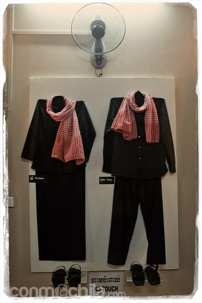 Traje típico de los jemeres rojos expuesto en el museo