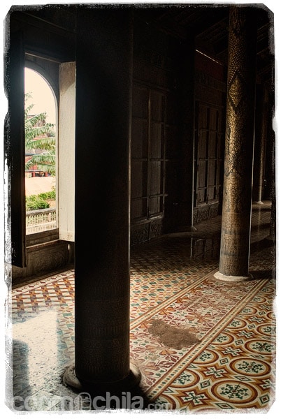 Entrada a la pagoda de madera