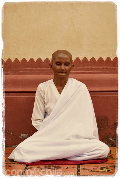 Mujer monje meditando