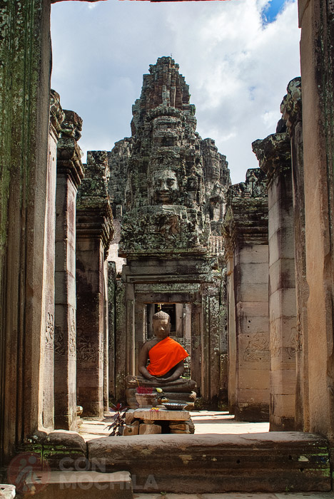 Figura de Buda con el rostro de fondo