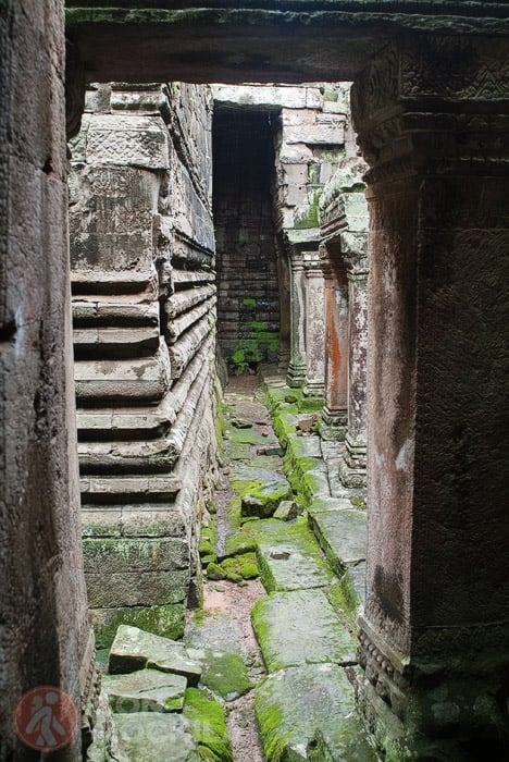 Pasillo entre niveles del templo