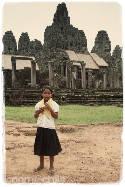 Niña con Bayon de fondo