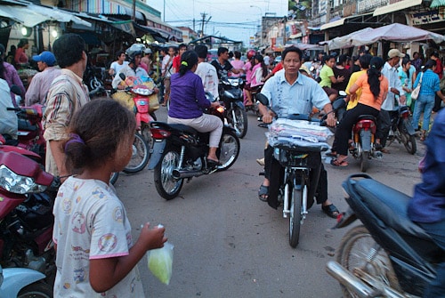 Tráfico por las calles de Kratie