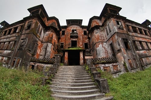 Imponente entrada al hotel Bokor Palace