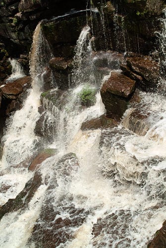 Caída del agua entre las rocas