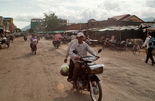 De vuelta por Kampot. No éramos los únicos con moto....