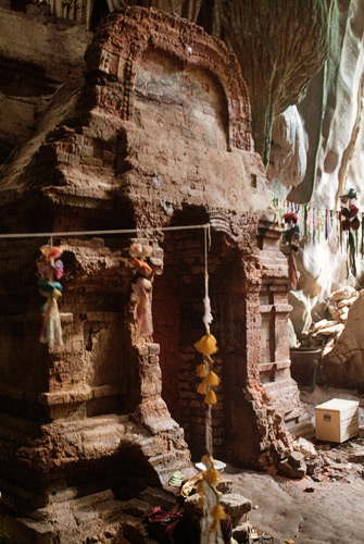 Interior de la cueva con el templo para las ofrendas