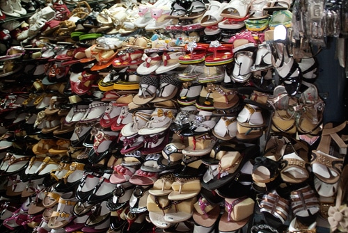 Muchos de los coloridos zapatos