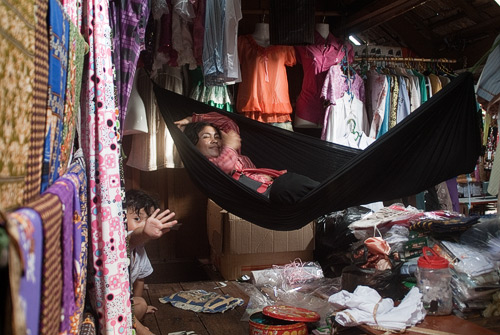 Mujer en su siesta con el niño