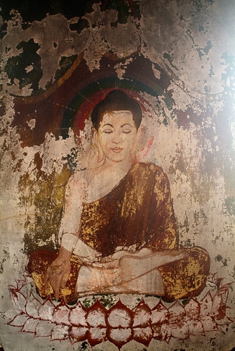 Fresco de Buda en una de las paredes