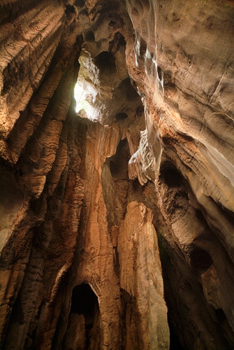 Chimenea natural de la cueva