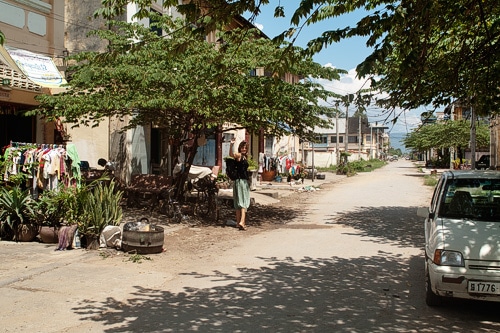 Carme paseando entre las pequeñas calles