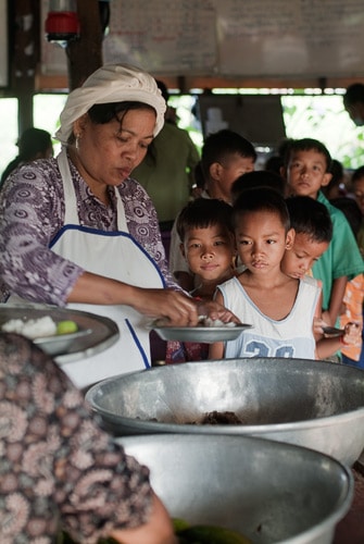 Reparto de comida en Les Paillots
