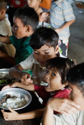 Dando de comer a su pequeña hermana
