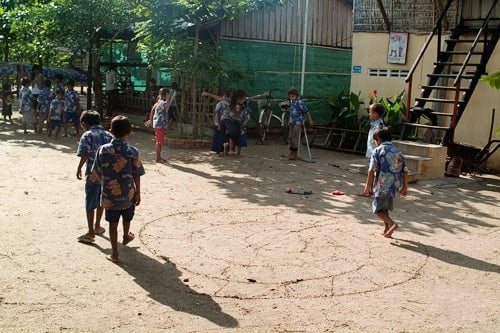 Los niños jugando en el “patio”