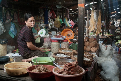 Vendedora en su puesto de alimentación