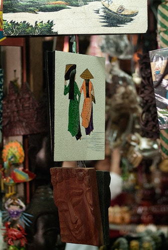 Pinturas y detalles de madera