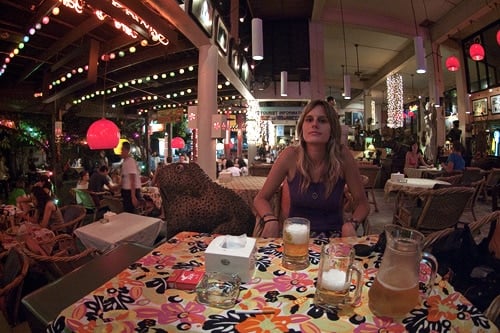 En el restaurante donde cenamos, en la calle Rambuttri