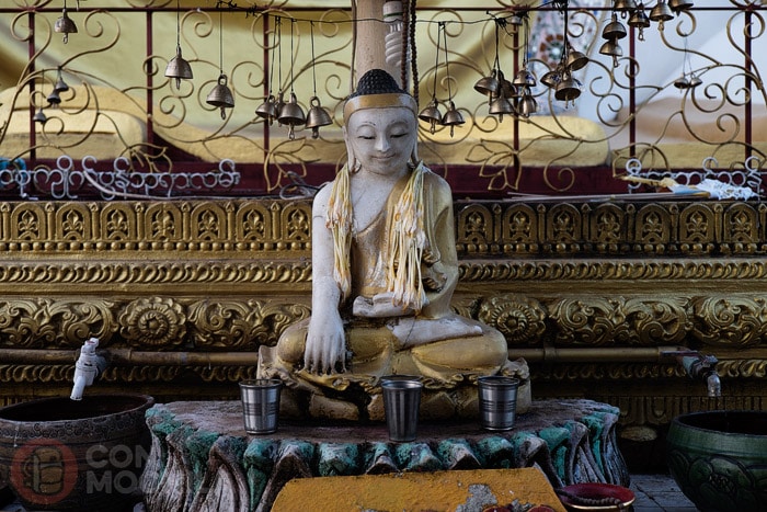Una imagen pequeña de buda frente a los grandes