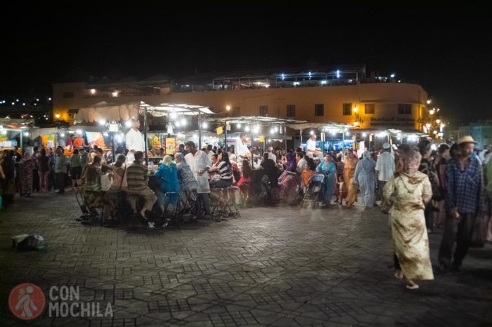 Todo el mundo comiendo en los puestos callejeros