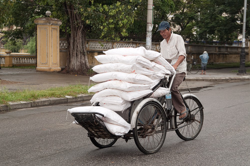 Cargando sacos de arroz en Hué Cargando sacos de arroz en Hué