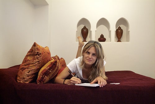 Escribiendo el diario en la habitación de la riad