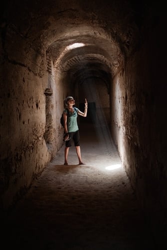 Haz de luz en los pasadizos subterráneos