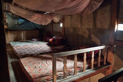 Las rudimentarias habitaciones con lo esencial
