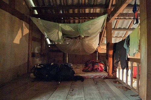 Otra vista de la habitación con la tela mosquitera