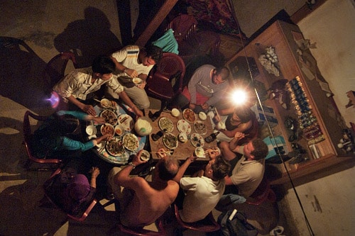 El comedor con la cena y la única luz de que dispones
