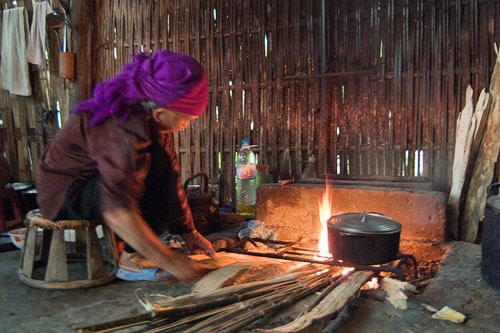 Señora mayor preparando la cena