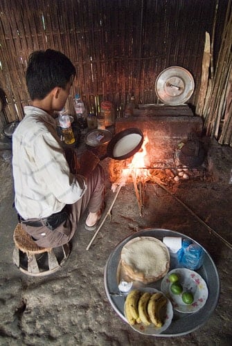 Nuestro guía preparando el desayuno