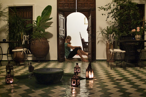 Carme en el patio junto a la entrada de nuestra habitación