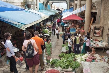 Zona de la comida en el mercado de Sapa
