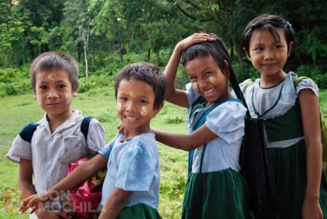 Niños y niñas con el característico thanaka