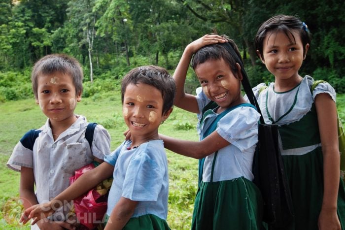 Niños y niñas con el característico thanaka