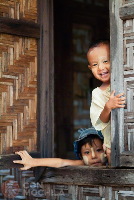 Dos curiosos niños cerca de Bagan