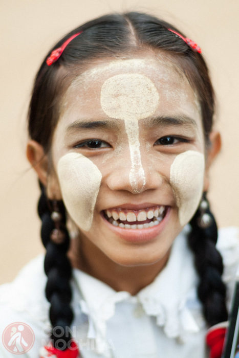 Niña con el típico thanaka en Bagan