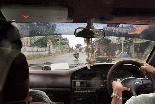 Interior del taxi con las típicas ramitas