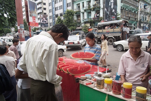Puesto de frutas en Yangón