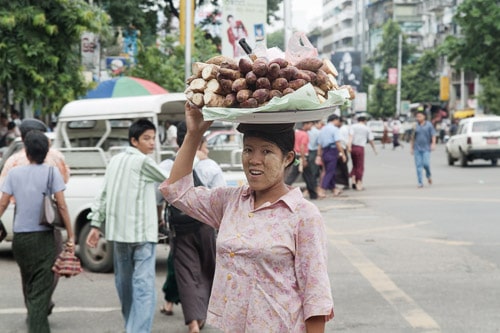 Mujer con comida en su cesto