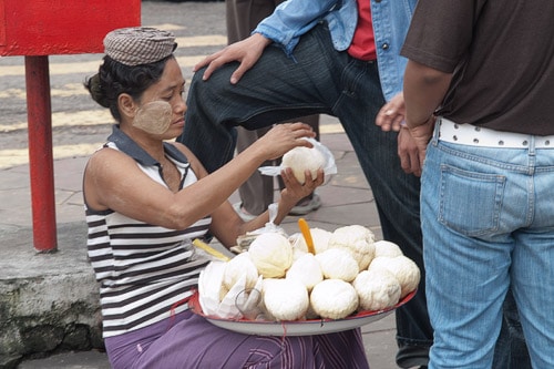 Mujer preparando la fruta para su cliente
