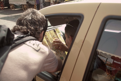 Toni con el taxista