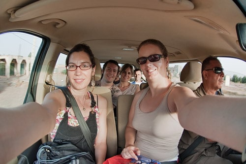 En el interior de la minivan camino del desierto