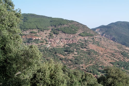 Un pueblo bereber de las montañas.... ¿lo véis?