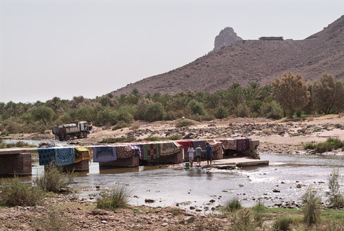 Lavando las alfombras en el río Draa