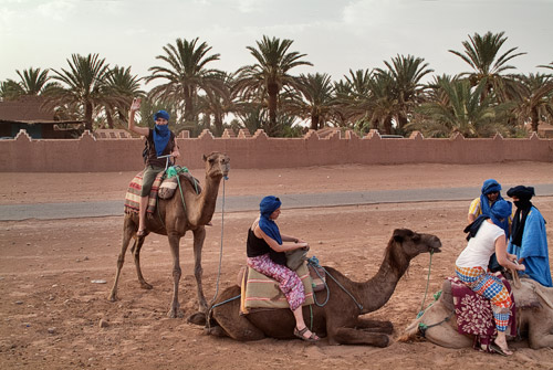 Que empezamos la ruta con camello por el Sahara!!!!